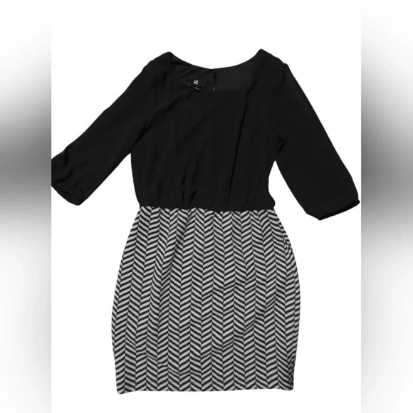 4/$15 iZ Byer Mini Black and White Chevron Paterned Size Medium Dress - Picture 2 of 9